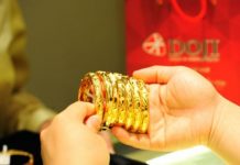 Giá vàng hôm nay 10/7, USD hừng hực, vàng treo cao