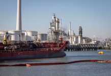 Giá xăng hôm nay 23/4: Đồng loạt giảm giá?