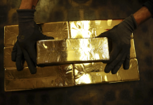 Giá vàng gắng cầm cự mốc 3.300 USD/oz nhờ đồng USD hồi phục