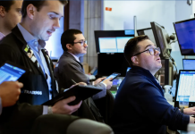 S&P 500 tiến sát kỷ lục, giá dầu tăng nhẹ