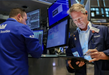 Dow Jones trượt dốc vì mối lo thuế quan, giá dầu chờ thượng đỉnh Nga-Mỹ