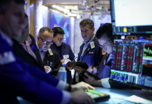 Chứng khoán Mỹ mất điểm vì cổ phiếu AI quá đắt, giá dầu đi xuống vì khả năng thừa cung