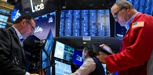 Chứng khoán Mỹ dao động, giá dầu bứt phá 11% do lo ngại chiến tranh